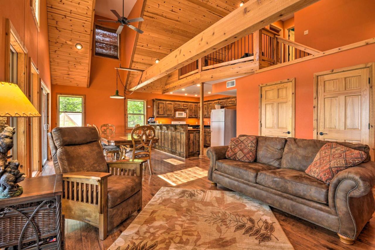 Spacious Log Cabin With Fire Pit And Game Room! Eureka Springs Zewnętrze zdjęcie
